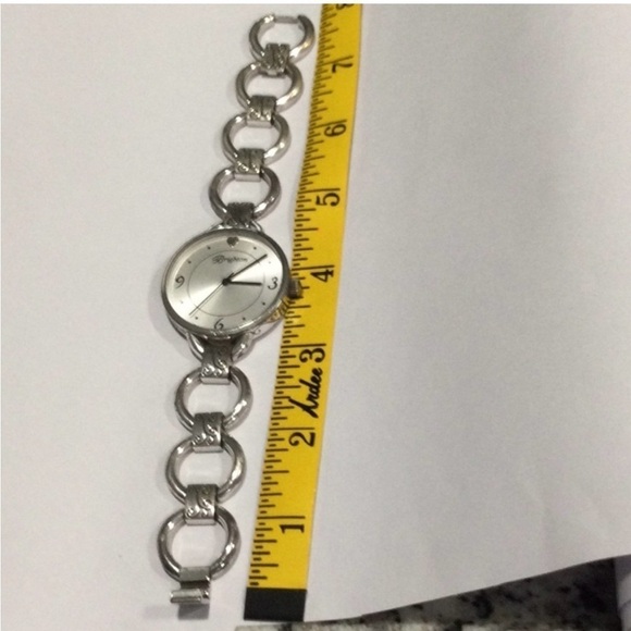 Women’s Watch by Brighton York nice size face and good looking color sliver - Picture 4 of 8
